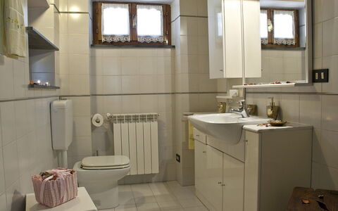 Frantusa 6+2: Idraulico Fixture, Lavello, Lavandino Del Bagno, Bagno, Pavimentazione, Interior Design, Toilet Seat, Rubinetto, Pavimento, Gabinetto