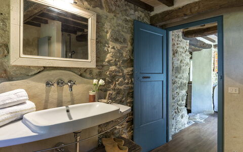 Campodalto 8: Parete, Mobilia, Interior Design, Idraulico Fixture, Pavimentazione, Lavandino Del Bagno, Bagno, Rubinetto, Pavimento, Lavello