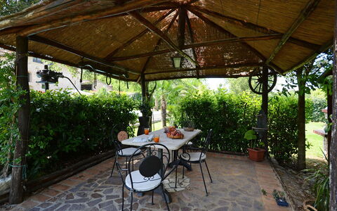 La Capanna di Franca 6+2: Mobilia, Shade, Giardino, Struttura Esterna, Tavolo Esterno, Sedia, Mobili Da Esterno, Backyard, Gazebo, Flagstone