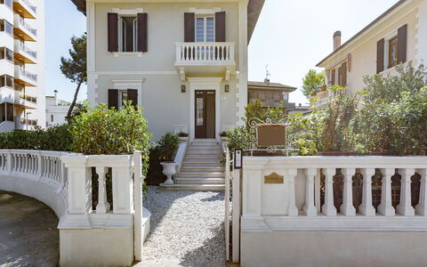 Villa Corona 8: Costruzione, Finestra, Casa, Zona Residenziale, Casa, Porta, Balcone, Portico, Estate, Modanatura