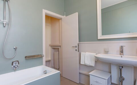 Villa Corona 8: Bagno, Idraulico Fixture, Pavimentazione, Interior Design, Pavimento, Lavandino Del Bagno, Rubinetto, Lavello, Idraulico, Soffitto
