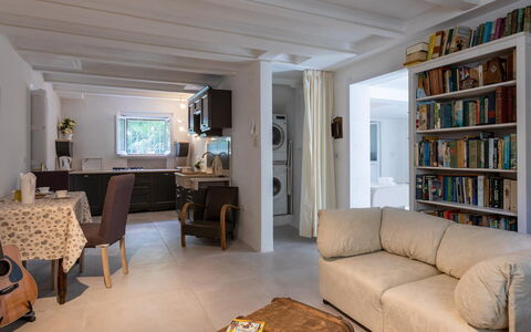 Villa Corona 8: Mobilia, Interior Design, Pavimentazione, Divano, Pavimento, Parete, Camera, Legna, Soffitto, Soggiorno