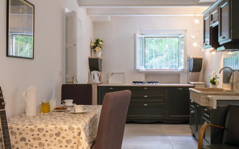 Villa Corona 8: Mobilia, Interior Design, Controsoffitto, Cucina, Elettrodomestico Da Cucina, Legna, Soffitto, Illuminazione, Lampada, Cabinetry