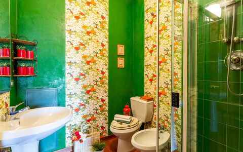 Villa Il Colle di Moriano 8: Verde, Giallo, Interior Design, Idraulico Fixture, Bagno, Arancia, Idraulico, Piastrella, Gabinetto, Mosaico