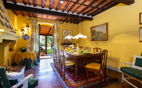 Villa Il Colle di Moriano 8: Mobilia, Interior Design, Parete, Tavolo, Sedia, Soffitto, Sala Da Pranzo, Camera, Pavimentazione, Illuminazione