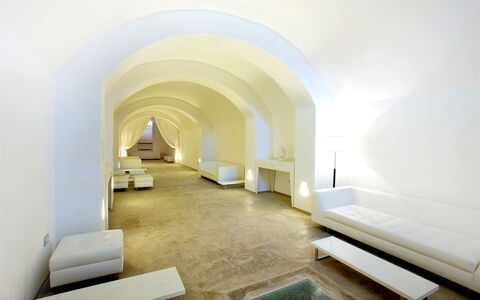 Villa Capozza 18+2: Interior Design, Pavimentazione, Pavimento, Illuminazione, Mobilia, Soffitto, Divano, Soggiorno, Design