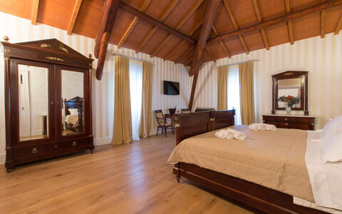 Villa Capozza 18+2: Legna, Interior Design, Pavimentazione, Pavimento, Mobilia, Illuminazione, Camera Da Letto, Soffitto, Letto, Telaio Del Letto