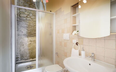 Villa Vittoria D'Anghiari 7+3: Parete, Pavimentazione, Idraulico Fixture, Interior Design, Pavimento, Bagno, Lavandino Del Bagno, Idraulico, Camera, Soffitto