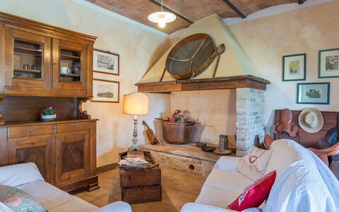 Podere Bagnolo 8: Mobilia, Interior Design, Parete, Legna, Pavimentazione, Camera, Sedia, Tavolo, Illuminazione, Soggiorno