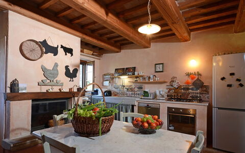 Podere Pomasciano 10: Mobilia, Interior Design, Parete, Legna, Pavimentazione, Cucina, Soffitto, Sedia, Lampada, Illuminazione
