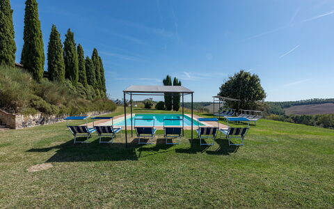 Il Poderuccio 17: Mobili Da Esterno, Piscina, Mobilia, Tempo Libero, Shade, Tavolo Esterno, Giardino, Landscaping, Prato, Backyard