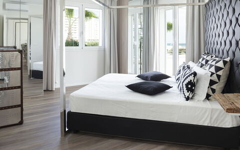 Portoverde Beach Villa 12: Mobilia, Letto, Interior Design, Camera Da Letto, Bedding, Pavimentazione, Pavimento, Lenzuolo, Camera, Legna