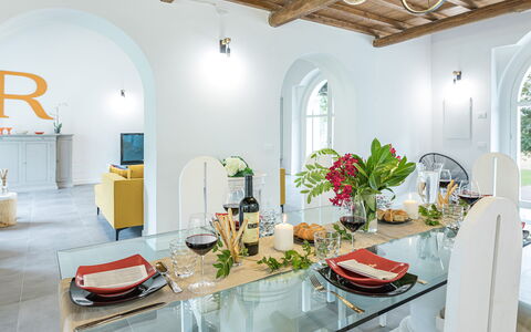 Villa Rasena 6: Mobilia, Interior Design, Parete, Tavolo, Pavimentazione, Illuminazione, Sedia, Soffitto, Sala Da Pranzo, Cucina & Sala Da Pranzo Tavolo