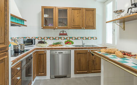 Villa Rasena 6: Cucina, Legna, Controsoffitto, Interior Design, Cabinetry, Mobilia, Pavimentazione, Elettrodomestico Da Cucina, Apparecchio Major, Camera