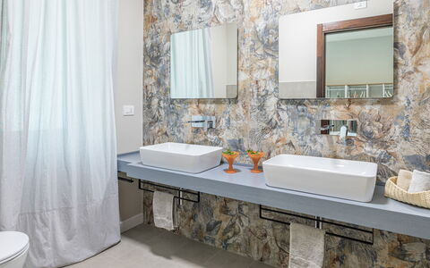 Villa Rasena 6: Interior Design, Idraulico Fixture, Pavimentazione, Lavello, Rubinetto, Lavandino Del Bagno, Pavimento, Controsoffitto, Bagno, Idraulico