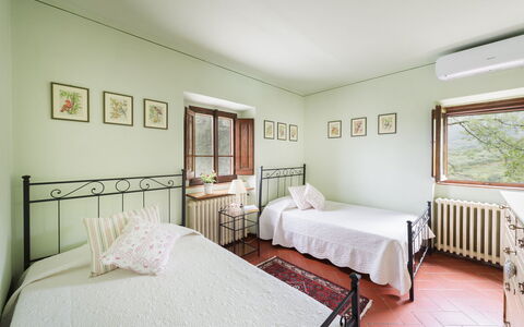 Casa del Sole 4: Letto, Interior Design, Camera Da Letto, Mobilia, Parete, Bedding, Pavimentazione, Lenzuolo, Soffitto, Pavimento