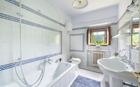 Casa del Sole 4: Idraulico Fixture, Bagno, Interior Design, Rubinetto, Pavimentazione, Vasca Da Bagno, Idraulico, Lavello, Pavimento, Soffitto