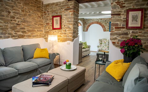 Torre Ginestre 12: Mobilia, Interior Design, Divano, Pavimentazione, Camera, Tavolo, Legna, Pavimento, Soggiorno, Soffitto