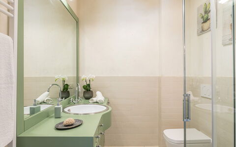 Torre Ginestre 12: Bagno, Lavandino Del Bagno, Interior Design, Idraulico Fixture, Pavimentazione, Parete, Lavello, Pavimento, Rubinetto, Mobiletto Del Bagno