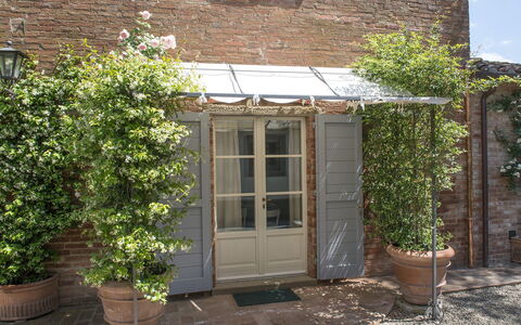 Albachiara 8: Vaso Di Fiori, Porta, Pianta Della Casa, Shade, Porta A Casa, Giardino, Tenda, Struttura Esterna, Cortile