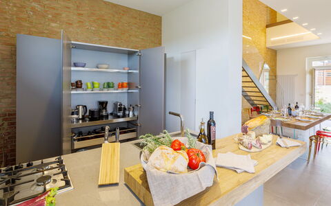 La Fonte di Santa Regina 8: Interior Design, Mobilia, Cucina, Pavimentazione, Controsoffitto, Elettrodomestico Da Cucina, Pavimento, Illuminazione, Soffitto, Casa