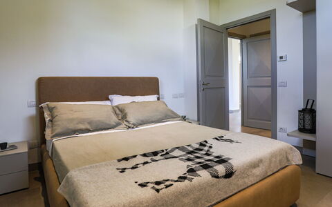 La Fonte di Santa Regina 8: Mobilia, Letto, Camera Da Letto, Interior Design, Bedding, Lenzuolo, Legna, Pavimento, Pavimentazione, Camera