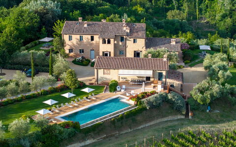 La Fonte di Santa Regina 8: Zona Residenziale, Estate, Visione Globale, Piantagione, Fotografia Aerea, Landscaping, Villa, Piscina, Agricoltura, Azienda Agricola