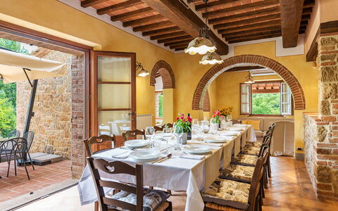 Il Casale di Manuele 12: Mobilia, Parete, Interior Design, Tavolo, Soffitto, Cucina & Sala Da Pranzo Tavolo, Sala Da Pranzo, Sedia, Casa, Illuminazione