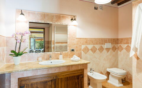 Il Casale di Manuele 12: Lavandino Del Bagno, Bagno, Interior Design, Idraulico Fixture, Lavello, Pavimentazione, Pavimento, Rubinetto, Mobiletto Del Bagno, Controsoffitto