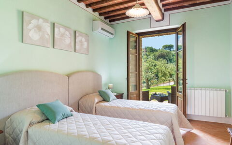 Il Casale di Manuele 12: Mobilia, Camera Da Letto, Letto, Interior Design, Casa, Bedding, Telaio Del Letto, Lenzuolo, Biancheria, Camera