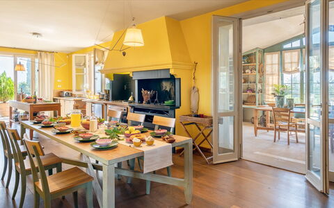 Casa del Vento 10: Mobilia, Interior Design, Sedia, Pavimentazione, Tavolo, Legna, Cucina & Sala Da Pranzo Tavolo, Soffitto, Pavimento, Sala Da Pranzo