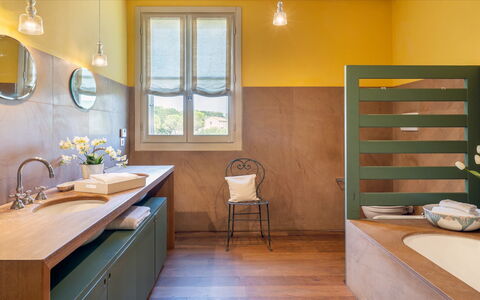 Casa del Vento 10: Interior Design, Pavimentazione, Parete, Pavimento, Idraulico Fixture, Legna, Bagno, Lavandino Del Bagno, Rubinetto, Illuminazione