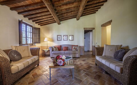 Casale dei 12: Mobilia, Interior Design, Pavimentazione, Parete, Pavimento, Divano, Legna, Soggiorno, Camera, Tavolo