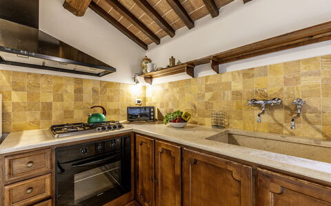 Casale dei 12: Pavimentazione, Legna, Cucina, Controsoffitto, Interior Design, Pavimento, Soffitto, Cabinetry, Illuminazione, Casa