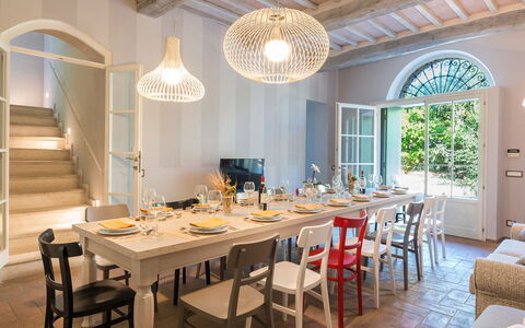 Finestra su Siena 16: Mobilia, Interior Design, Pavimentazione, Tavolo, Soffitto, Sedia, Lampada, Cucina & Sala Da Pranzo Tavolo, Sala Da Pranzo, Illuminazione