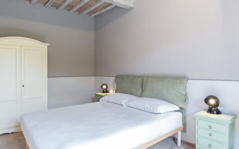 Finestra su Siena 16: Mobilia, Camera Da Letto, Letto, Interior Design, Legna, Bedding, Lenzuolo, Pavimento, Pavimentazione, Illuminazione