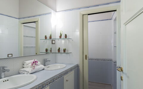 Finestra su Siena 16: Lavandino Del Bagno, Idraulico Fixture, Parete, Interior Design, Bagno, Pavimentazione, Lavello, Pavimento, Rubinetto, Specchio
