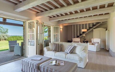Rosa dei Venti 8: Mobilia, Interior Design, Legna, Soffitto, Casa, Pavimentazione, Camera, Pavimento, Sedia, Soggiorno