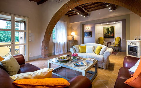 Le Querce dei Medici 12+2: Mobilia, Interior Design, Divano, Parete, Soffitto, Camera, Pavimentazione, Tavolo, Sedia, Soggiorno