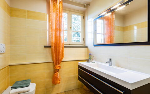 Villa Luigina 8: Pavimentazione, Idraulico Fixture, Interior Design, Bagno, Pavimento, Idraulico, Rubinetto, Piastrella, Lavello, Camera