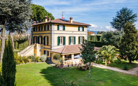 Villa Luigina 8: Casa, Casa, Zona Residenziale, Arbusto, Estate, Giardino, Dimora, Landscaping, Villa, Balcone
