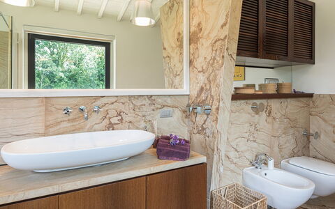 Villa le Fontane 12: Lavandino Del Bagno, Idraulico Fixture, Lavello, Parete, Bagno, Pavimentazione, Legna, Specchio, Interior Design, Mobiletto Del Bagno