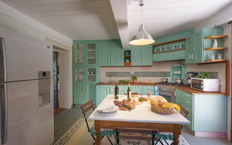 Villa la Poiana 10: Mobilia, Cabinetry, Cucina, Interior Design, Pavimentazione, Legna, Controsoffitto, Elettrodomestico Da Cucina, Soffitto, Cassetto