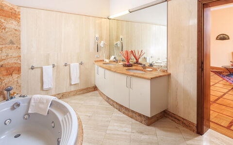Villa Beltrami 14: Pavimentazione, Interior Design, Pavimento, Idraulico Fixture, Legna, Bagno, Soffitto, Lavandino Del Bagno, Illuminazione, Mobilia