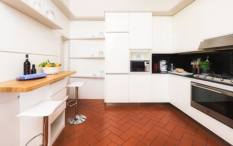Villa Beltrami 14: Cucina, Elettrodomestico Da Cucina, Controsoffitto, Interior Design, Pavimentazione, Apparecchio Major, Legna, Cabinetry, Mobilia, Pavimento