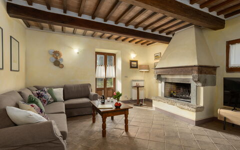 Podere Madonna di Mezzo 6: Mobilia, Interior Design, Pavimentazione, Parete, Legna, Divano, Soggiorno, Pavimento, Casa, Camera