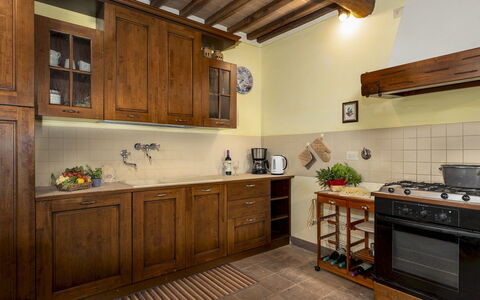 Podere Madonna di Mezzo 6: Cabinetry, Mobilia, Cucina, Controsoffitto, Pavimentazione, Legna, Interior Design, Elettrodomestico Da Cucina, Credenza, Cassetto