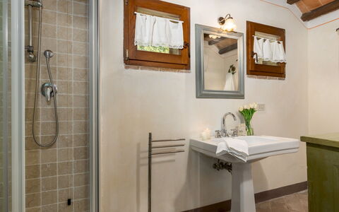 Podere Madonna di Mezzo 6: Interior Design, Idraulico Fixture, Bagno, Lavandino Del Bagno, Lavello, Pavimentazione, Pavimento, Soffitto, Rubinetto, Mobilia