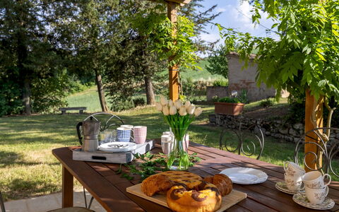 Podere Madonna di Mezzo 6: Mobilia, Tavolo, Tavola, Cibo, Mobili Da Esterno, Tavolo Esterno, Serveware, Tovaglia, Sedia