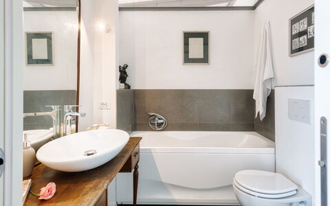 Podere Torre delle Sorgenti 4: Bagno, Interior Design, Idraulico Fixture, Pavimentazione, Pavimento, Vasca Da Bagno, Specchio, Rubinetto, Lavandino Del Bagno, Lavello